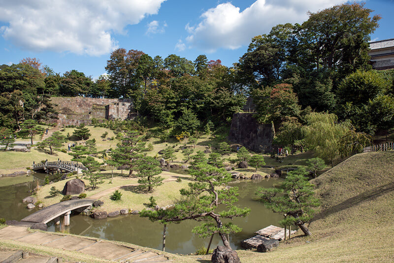 休憩所から庭園を見渡す