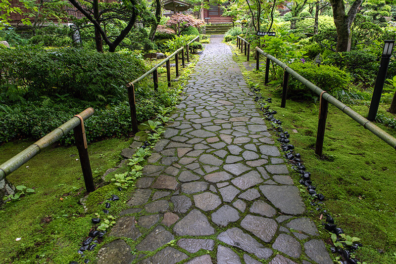 山門から玉川寺に繋がる敷石