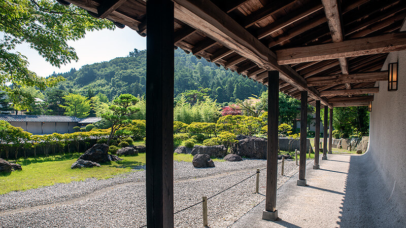 小規模な庭園を眺めながら玉翠園に向かう