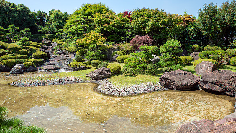 池泉に突き出した出島