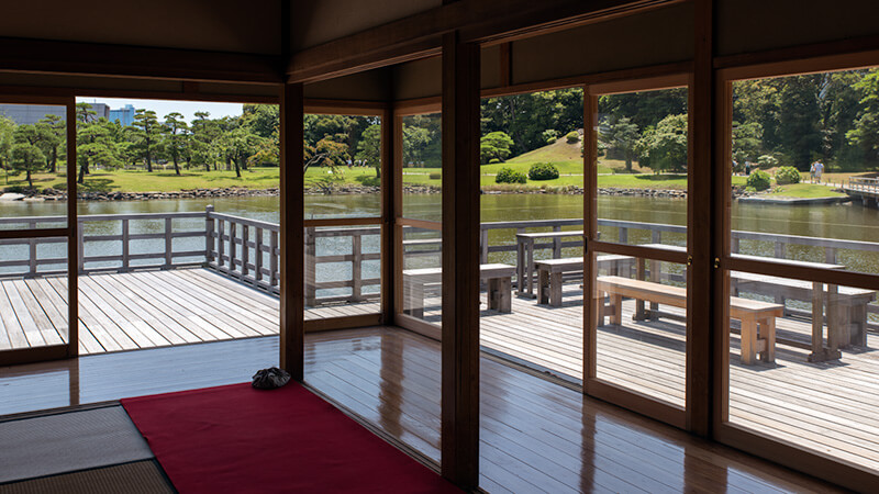 中島の御茶屋から額縁庭園を眺める