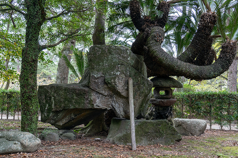 L字型の巨石