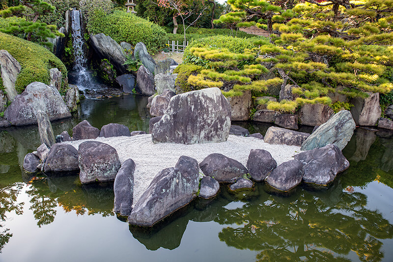 聚花山の庭 鶴島