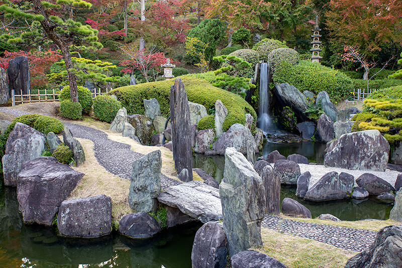 聚花山の庭 橋添石
