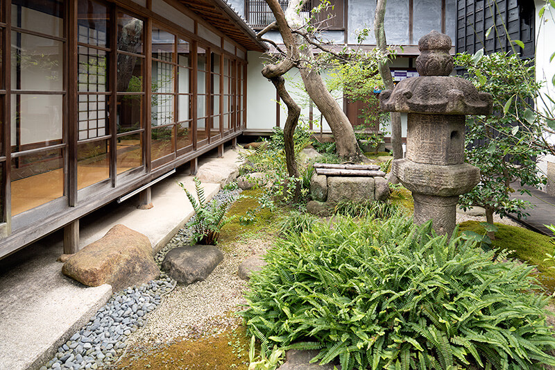 母屋と西蔵の間