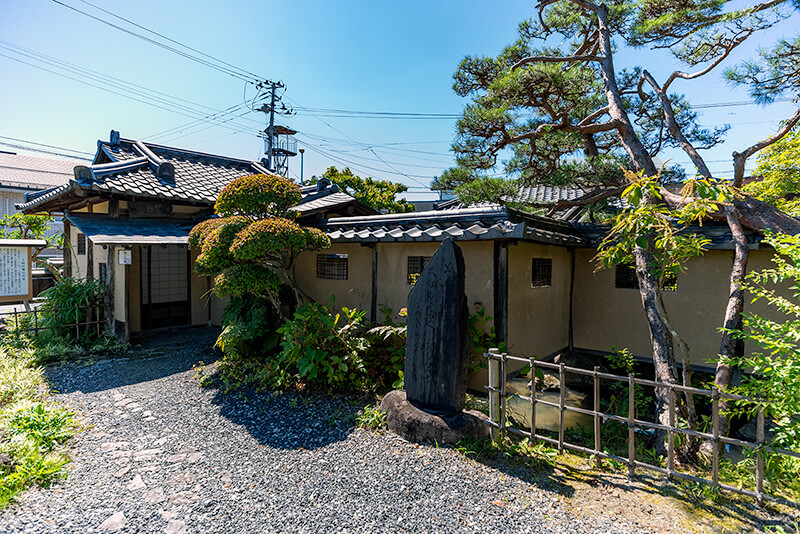 茶室「聴雨亭」と「望岳軒」