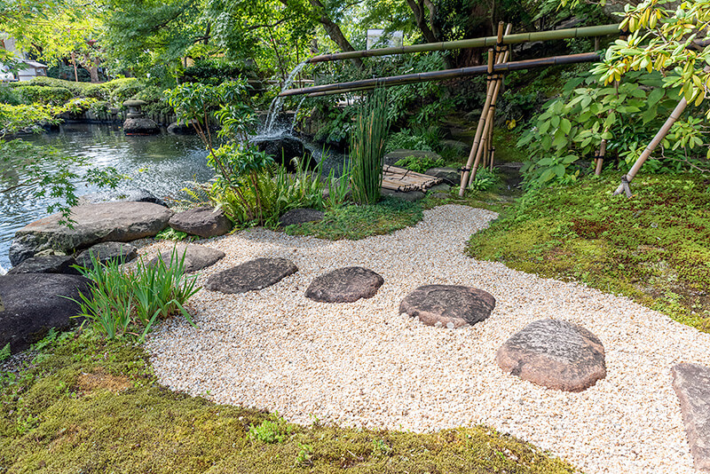 出島には枯山水が作られている
