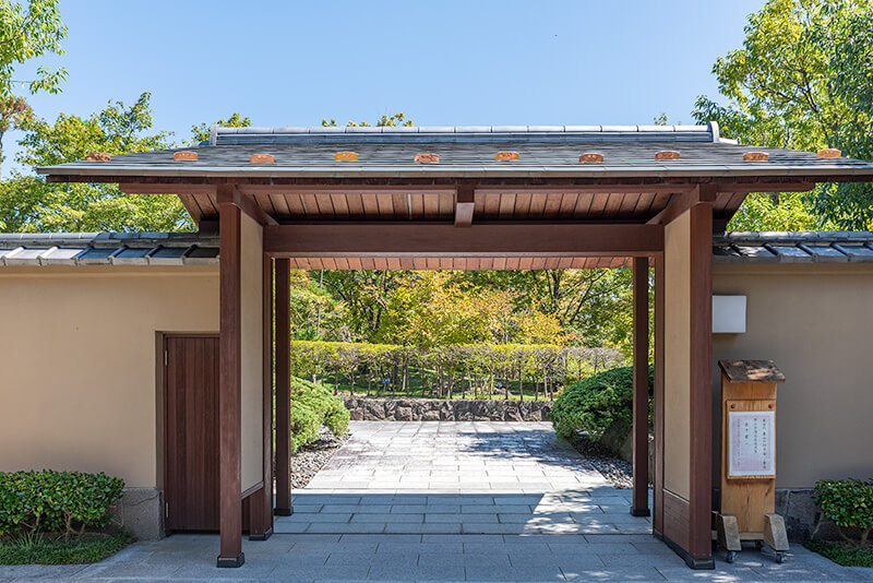 茶室「麓山荘」に繋がる門