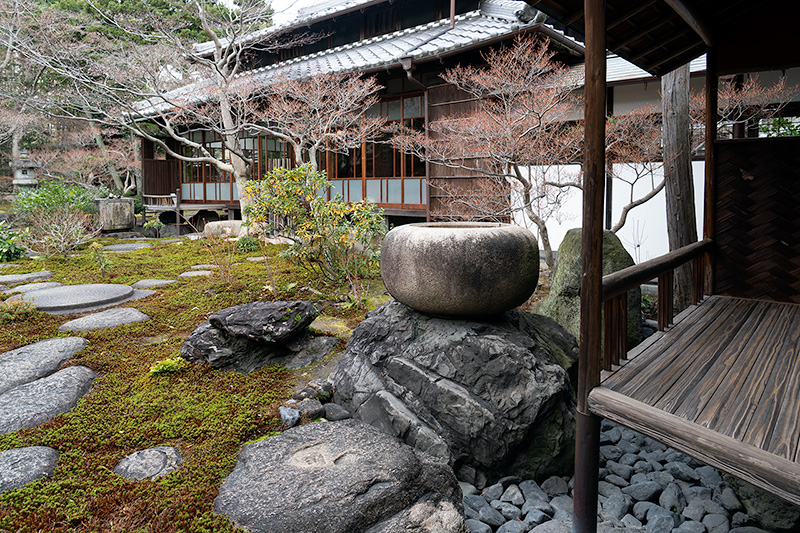 縁先の下には揖斐黒石