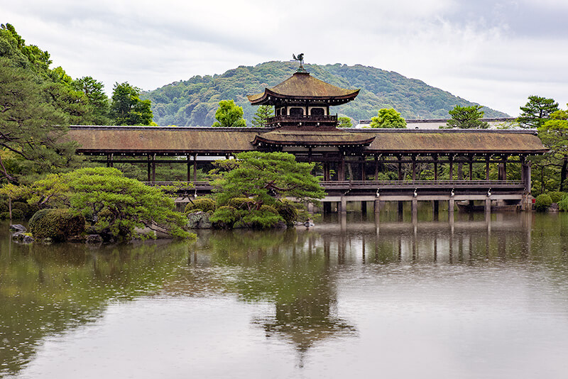 東神苑　橋渡と華頂山