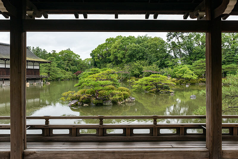 橋殿から額縁庭園