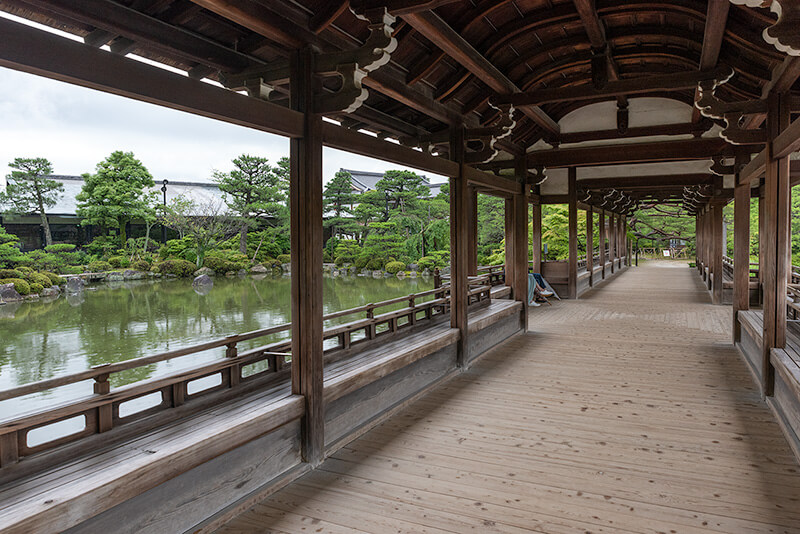 橋殿から額縁庭園