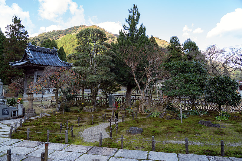 借景となる山並みの稜線が美しい