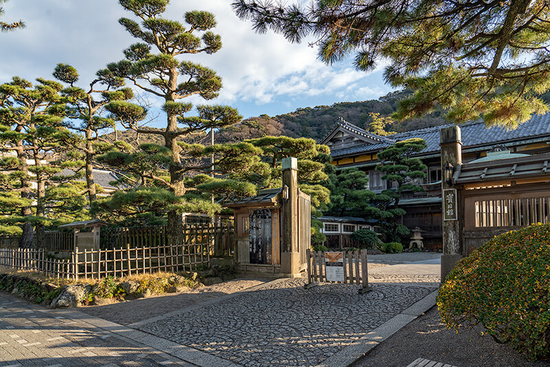 賓日館