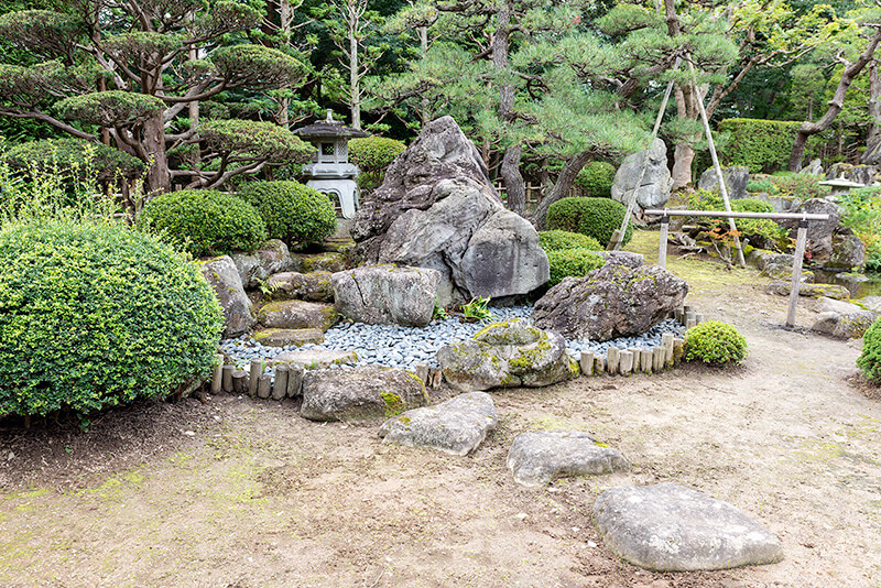 大石武学流庭園　二神石