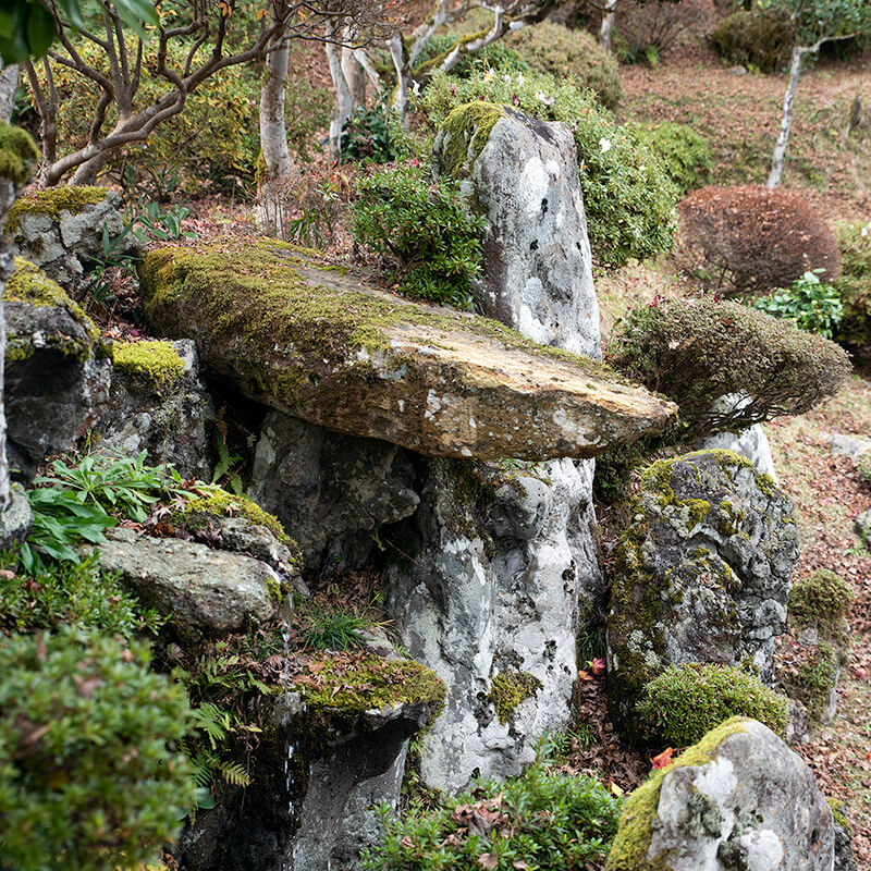 ベロ出しの板石