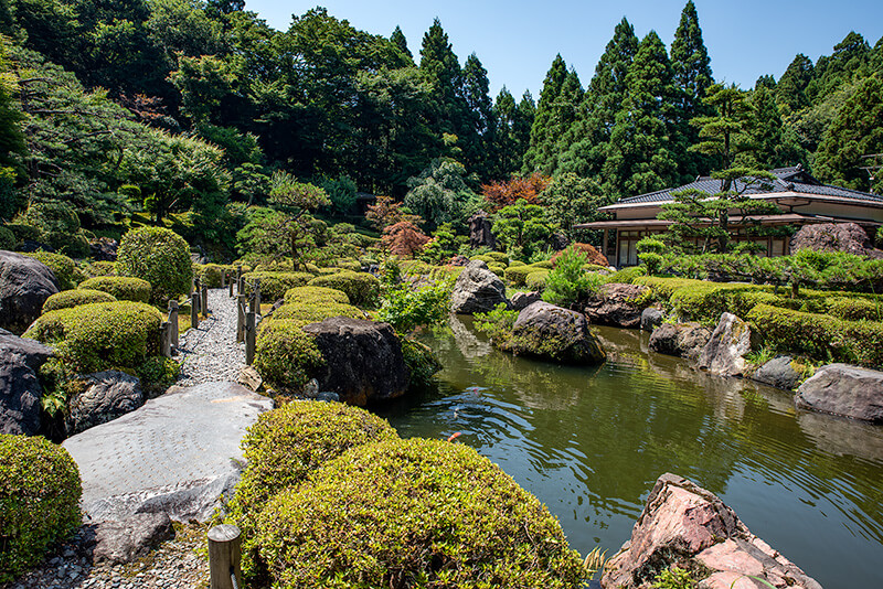 池泉にかかる石橋
