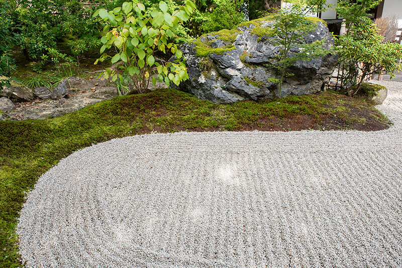 白砂敷きの空間に苔むした巨石が鎮座