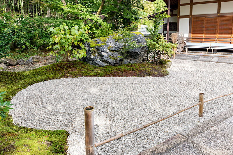巨石の存在により力強さと迫力を感じさせる