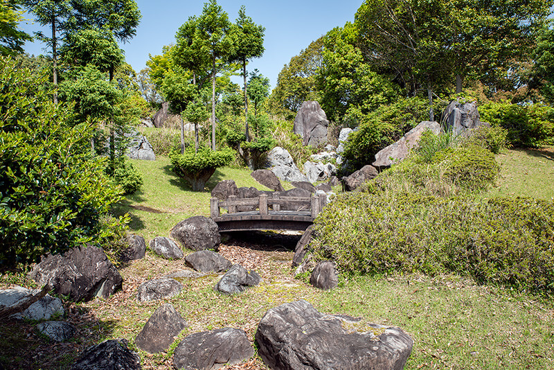 築山頂部は枯滝石組