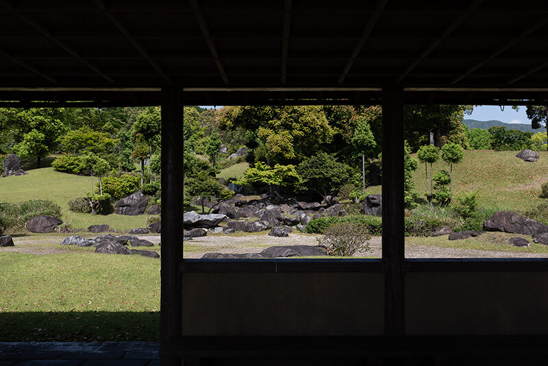 東屋から額縁庭園