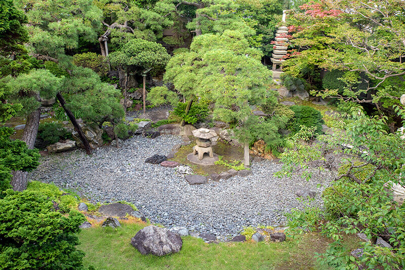 2階座敷「潮音堂」から枯山水を見下ろす