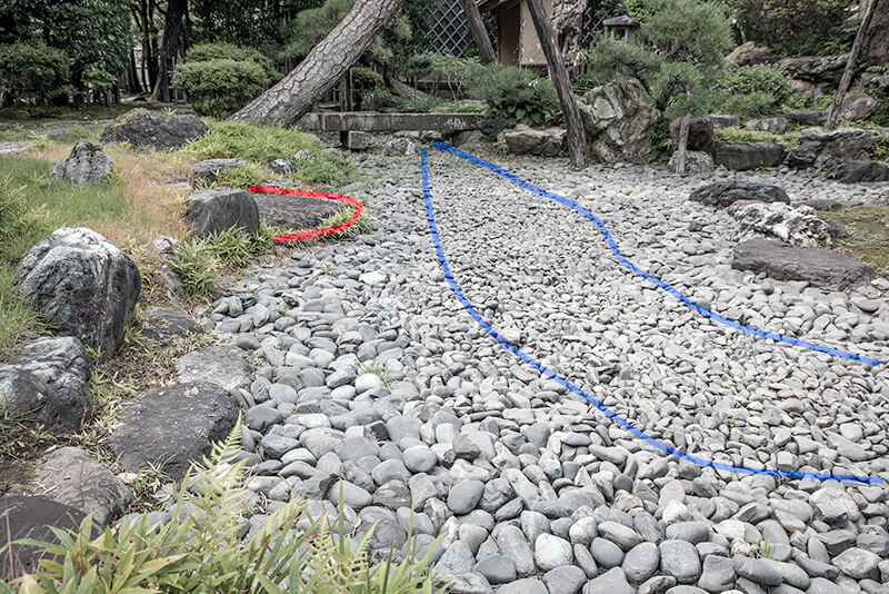 漣（さざなみ）が立って流れる様子