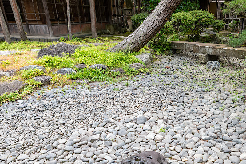 漣が切石を潜る様子