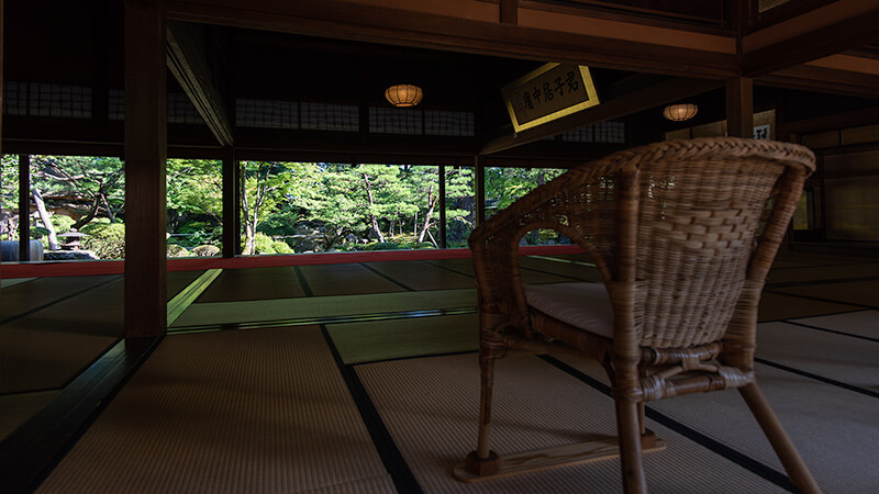 大広間の座敷から眺める額縁庭園