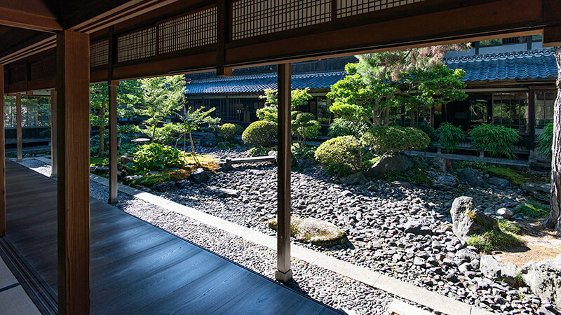 中庭の全景