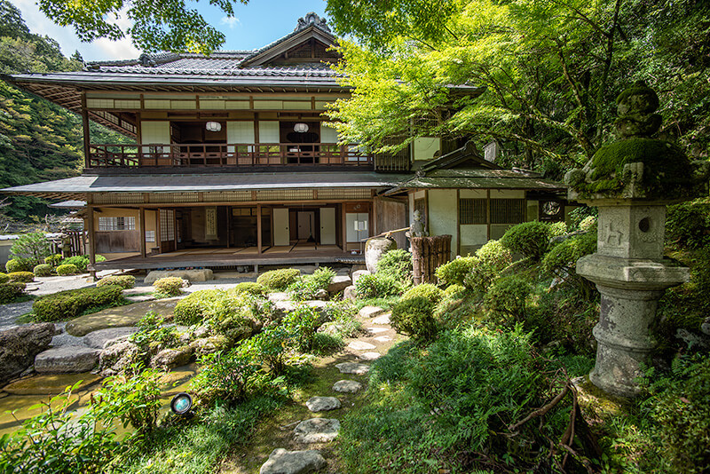 木造瓦葺二階建て
