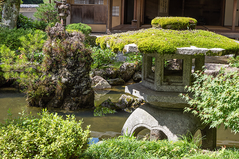 池中立石