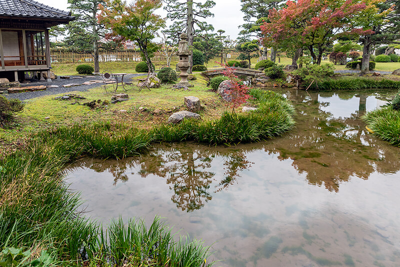 曲線を多用した池泉
