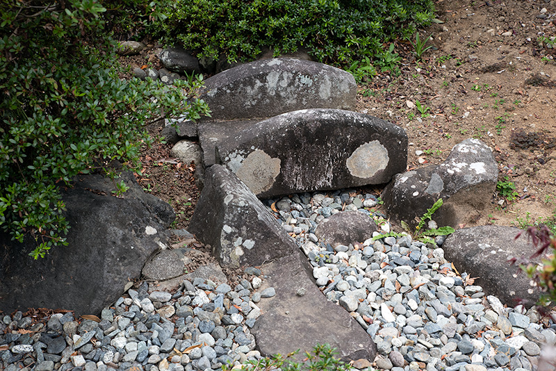 小さな可愛らしい石橋