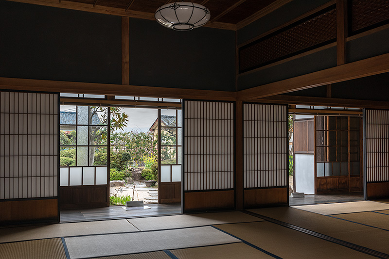 母屋から庭園を眺める