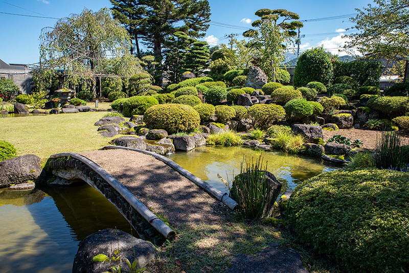 遠山石
