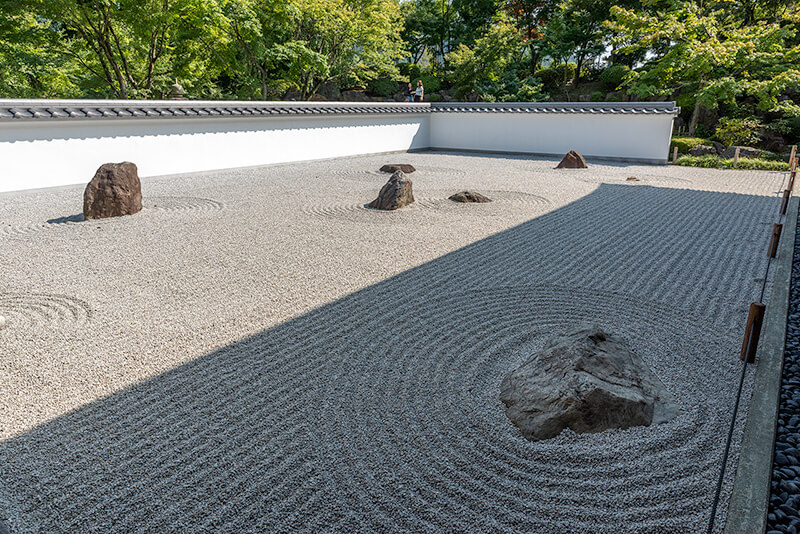 奥に行くにほど大きな石を据え奥行き感を表現