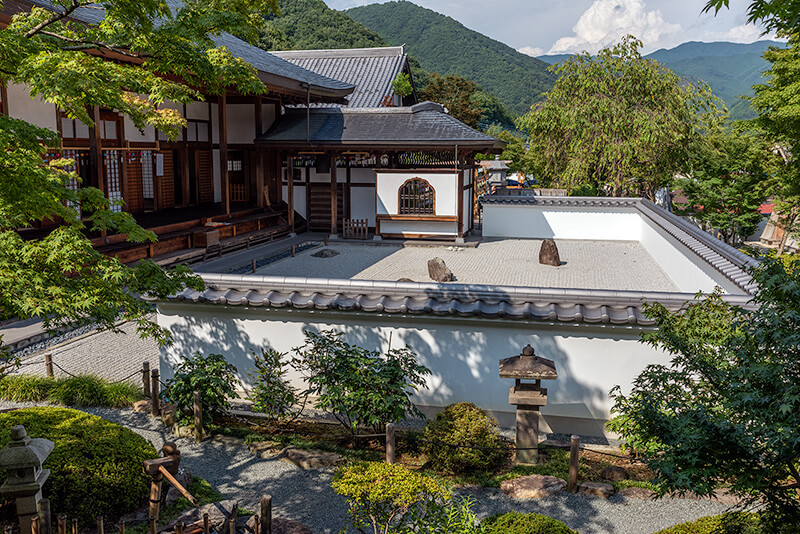 高台から枯山水を見下ろせる