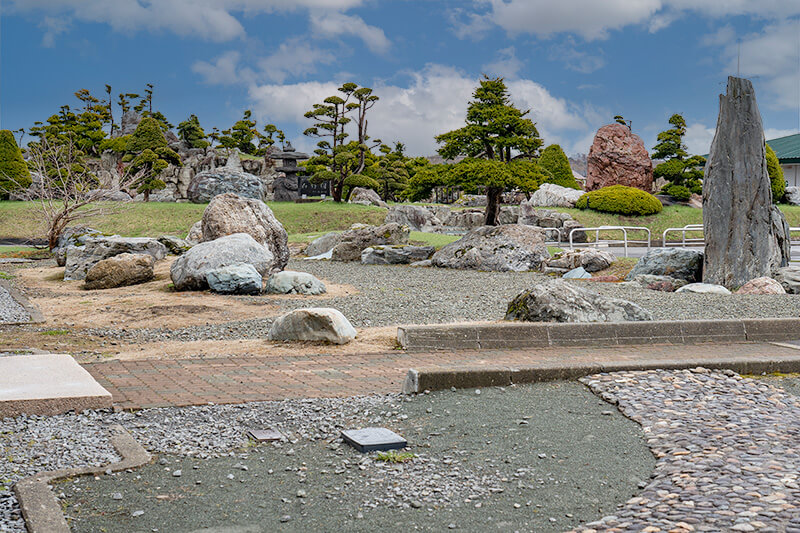 交流会館の枯山水