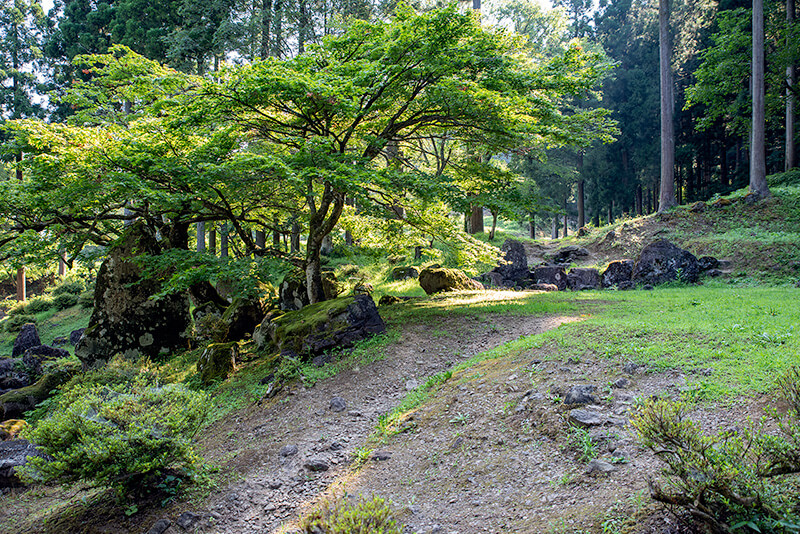 上下二段式の池泉庭園