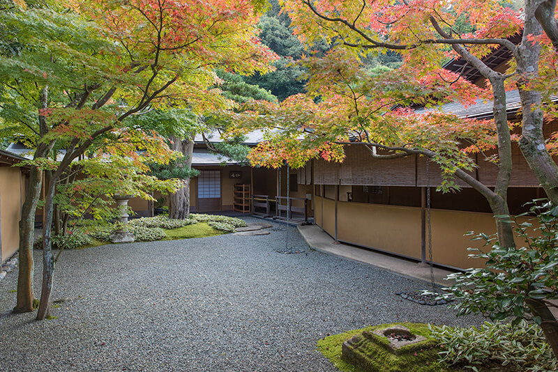 砂利敷きの庭園に美しき紅葉
