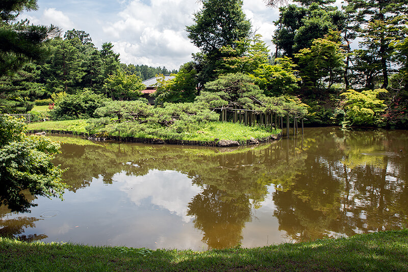 茶寮前から五十公野御茶屋庭園を望む