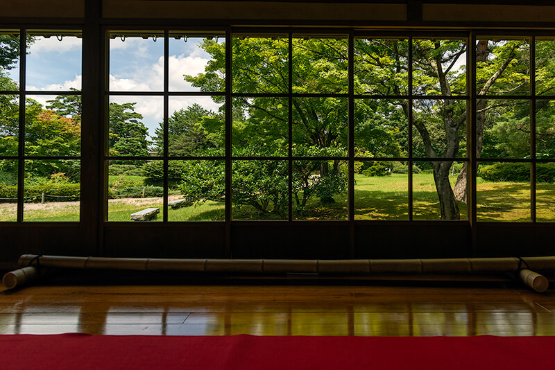 旧県知事公舎記念館から額縁庭園
