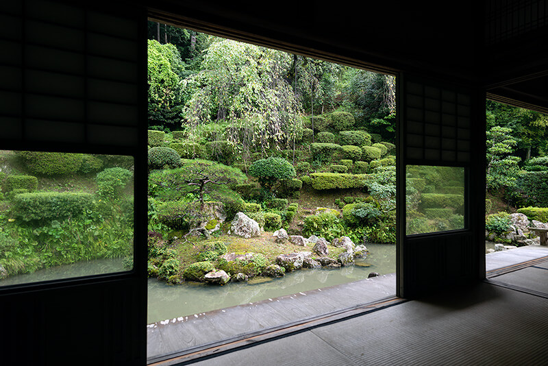 本堂の座敷から額縁庭園