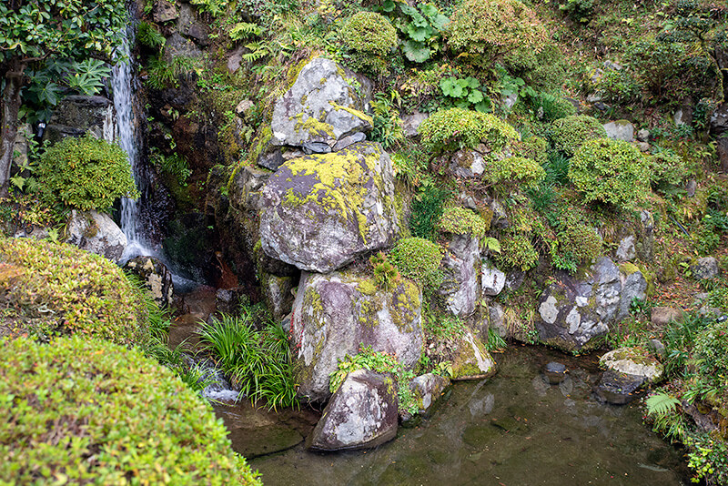石谷氏庭園　池泉庭園の滝石組