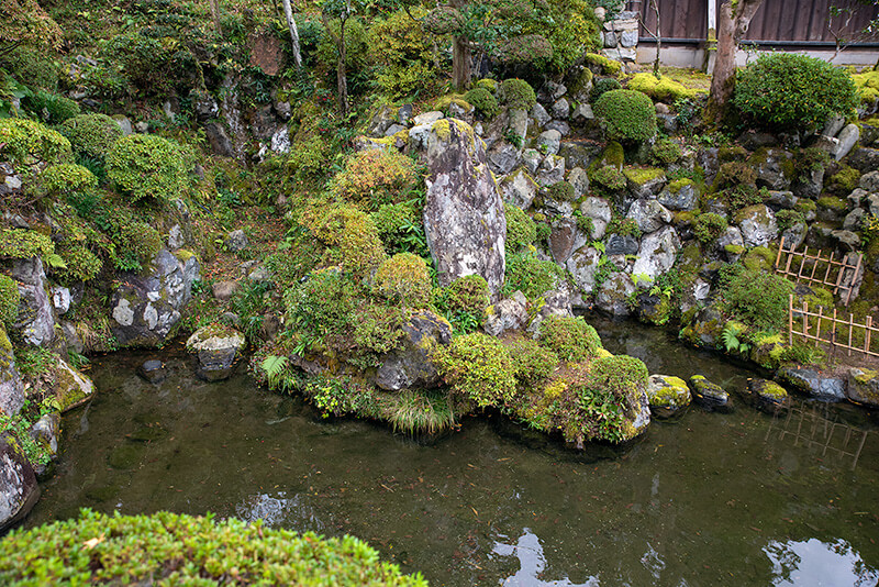 石谷氏庭園　池泉庭園の出島と入江