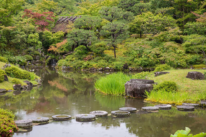 依水園「後園」　沢飛石