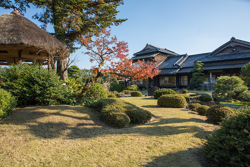 茅葺き屋根の四阿