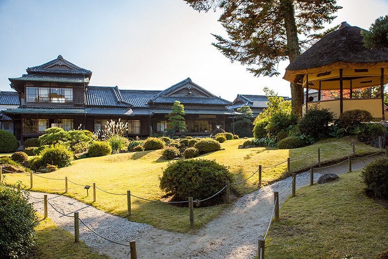 庭園と邸宅と四阿