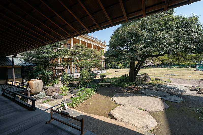和館から庭園を眺める